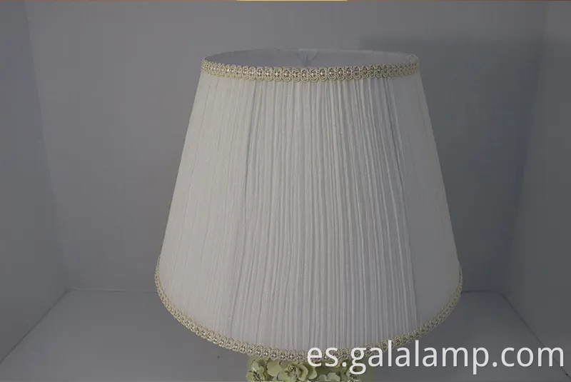 Elegante lámpara de mesa de cerámica de oro para dormitorio y sala de estar